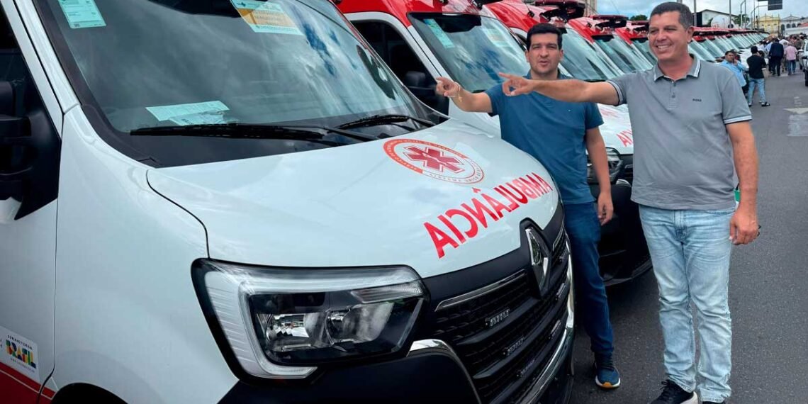 Danilo Henrique e Antônio Henrique Júnior entregam ônibus e ambulâncias no Oeste