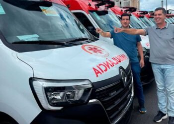 Danilo Henrique e Antônio Henrique Júnior entregam ônibus e ambulâncias no Oeste
