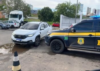 Durante abordagem na BR 135, em Barreiras (BA), PRF recupera veículo furtado