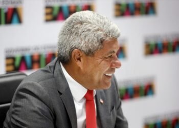 “Humildade, pé no chão e muito trabalho para cuidar dos baianos e baianas”, diz Jerônimo sobre pesquisa com 61% de aprovação
