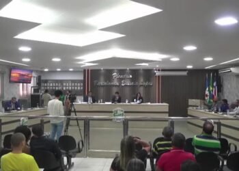 Câmara de Riachão das Neves aprova projetos, mas impasse na reforma administrativa gera expectativa