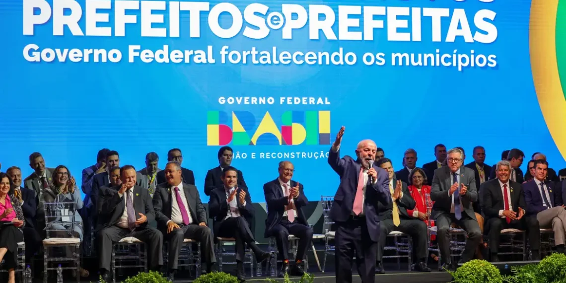 Lula diz que prefeituras são alicerce para que a União dê certo