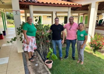 Secretaria de Meio Ambiente de Riachão das Neves distribui mudas nativas do Cerrado em ação educativa no Distrito de Cariparé