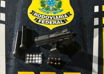 PRF apreende arma de fogo e anfetaminas durante fiscalização em Seabra (BA)