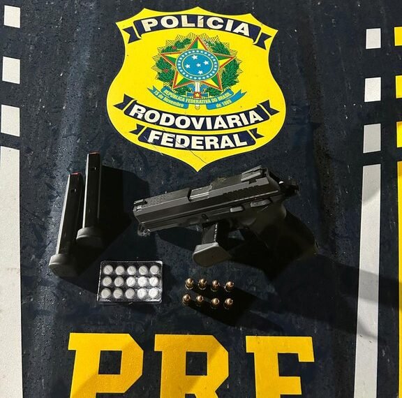 PRF apreende arma de fogo e anfetaminas durante fiscalização em Seabra (BA)