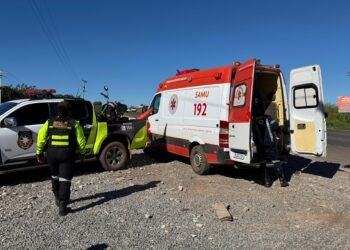 Motociclista fica ferido após ser atingido por caminhão baú na BR 020
