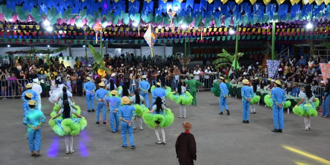 Riachão das Neves celebra cultura e alegria no início do Arraiá do Vai ou Racha 2025