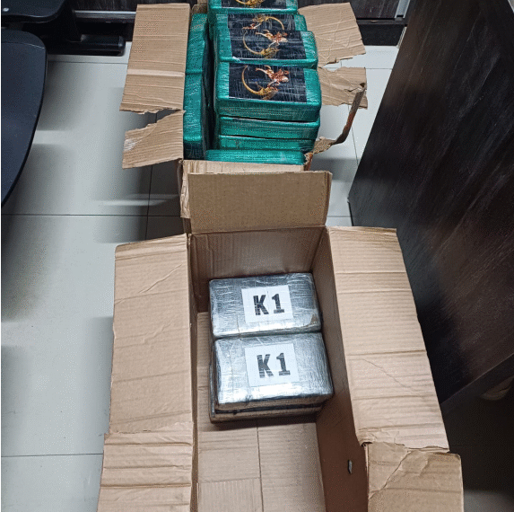 PRF apreende quase 60 kg de drogas escondidos em caminhão na BR-242, em Barreiras (BA)