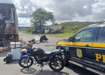 PRF recupera motocicleta roubada que era transportada em caminhão de mudanças em Jequié (BA)