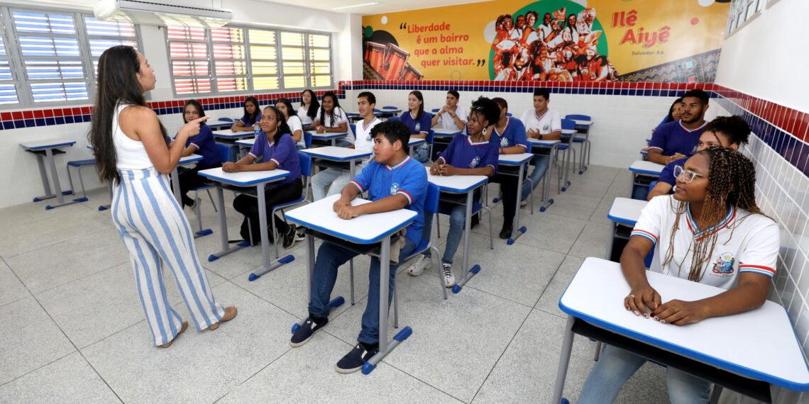 Bahia alcança liderança nacional em taxa de escolarização entre adolescentes