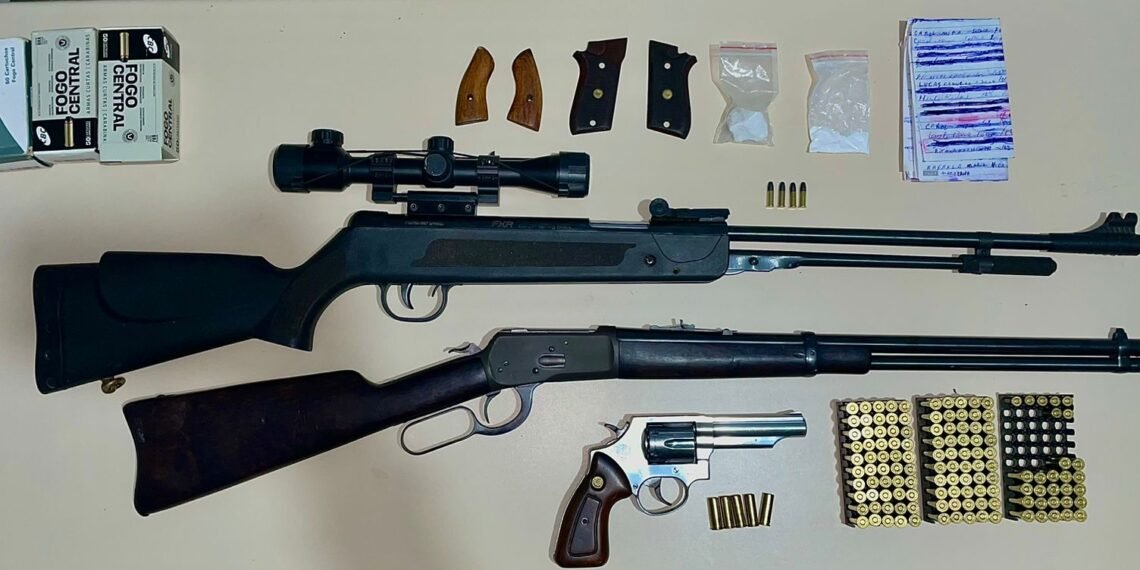 Polícia Militar Apreende Armas, Munições e Drogas Durante Ocorrência em Coribe