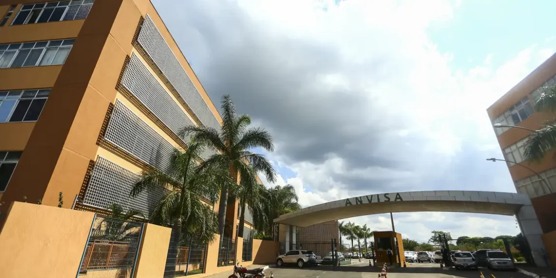 Anvisa alerta sobre uso do formol como alisante de cabelos