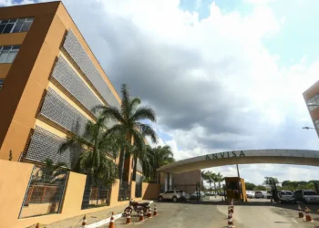 Anvisa alerta sobre uso do formol como alisante de cabelos