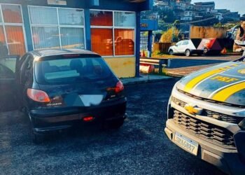 Com licenciamento atrasado desde 2013, idoso coloca placa de moto em carro e acaba detido na BR 324 em Simões Filho (BA)