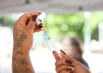 Saúde abre consulta sobre inclusão da vacina meningo B no SUS