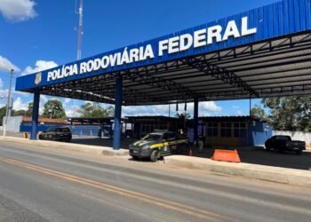 Colisão entre caminhão e camionete deixa um morto e cinco feridos na BR-242, em Barreiras