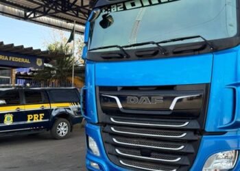 PRF apreende caminhão com placa clonada e drogas durante fiscalização na BR-242, em Barreiras (BA)