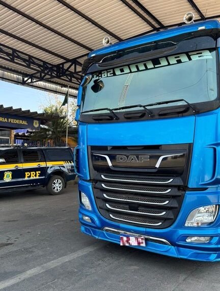 PRF apreende caminhão com placa clonada e drogas durante fiscalização na BR-242, em Barreiras (BA)