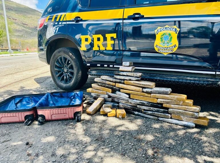 PRF apreende 33 kg de maconha em ônibus interestadual na BR-116, em Jequié (BA)
