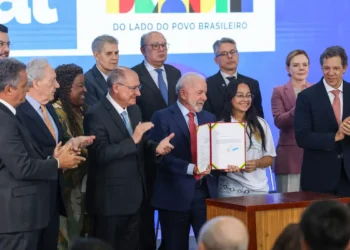 Lula sanciona lei contra adultização de crianças nas redes