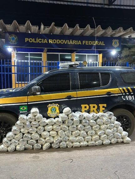 PRF recupera caminhonete roubada e apreende quase 50 kg de maconha em Barreiras (BA)