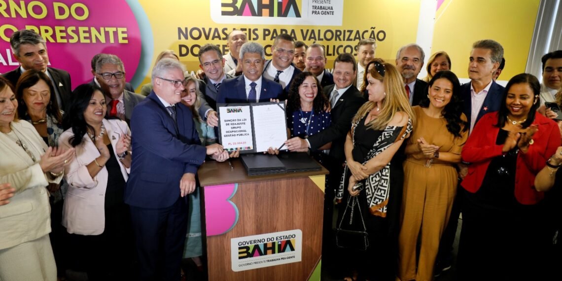 Governador Jerônimo Rodrigues sanciona leis com ganhos salariais para 45 mil servidores públicos da Bahia