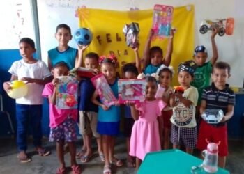 Professora de Riachão das Neves promove campanha solidária e distribui brinquedos a crianças de comunidades rurais