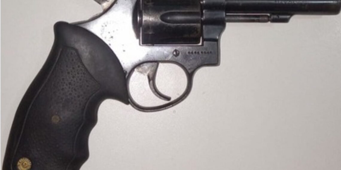 BURITIRAMA: SUSPEITOS DE HOMICÍDIO SE APRESENTAM À POLÍCIA E ENTREGAM ARMA USADA NO CRIME