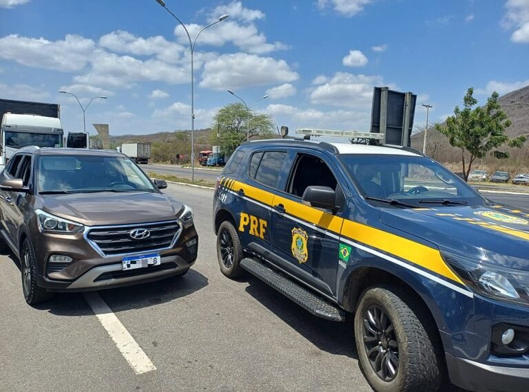Em Jequié (BA), PRF recupera veículo roubado