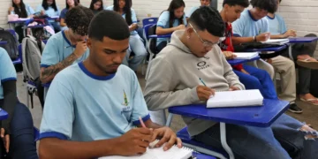 Beneficiário do Pé-de-Meia ganha R$ 200 se fizer dois dias de Enem