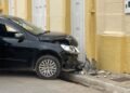 Gol bate contra poste após ser atingido por táxi na Rua Silva Jardim