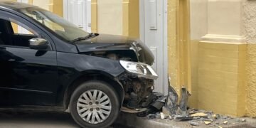 Gol bate contra poste após ser atingido por táxi na Rua Silva Jardim