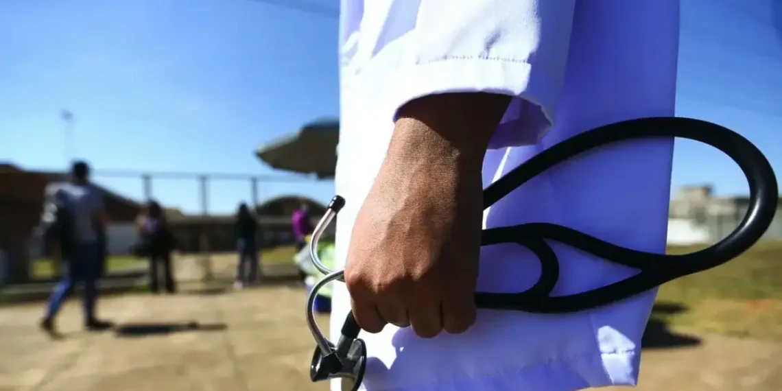 Bahia abre seleção simplificada para 60 estudantes de baixa renda cursarem Medicina em Cuba