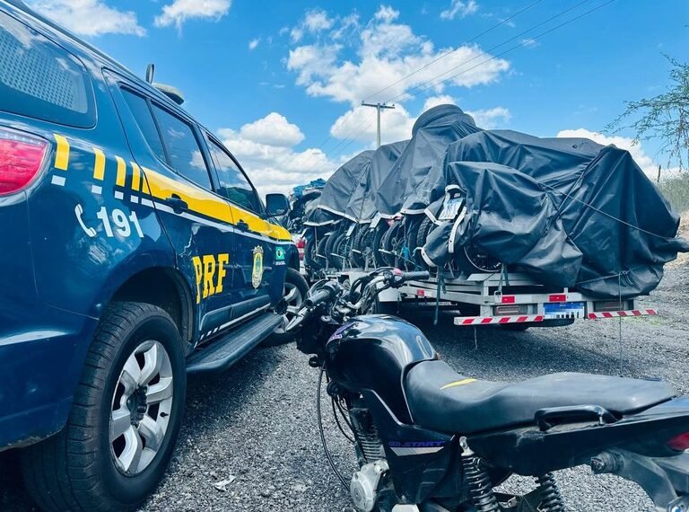 PRF recupera motocicleta furtada durante fiscalização na BR-116, em Jequié (BA)