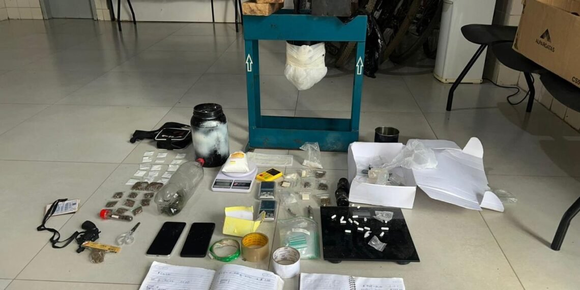 ACUSADOS DE TRÁFICO SÃO DETIDOS COM DROGAS, BALANÇAS E PRENSA HIDRÁULICA EM RODA VELHA