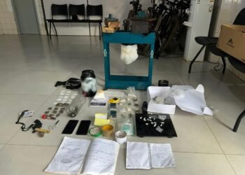 ACUSADOS DE TRÁFICO SÃO DETIDOS COM DROGAS, BALANÇAS E PRENSA HIDRÁULICA EM RODA VELHA