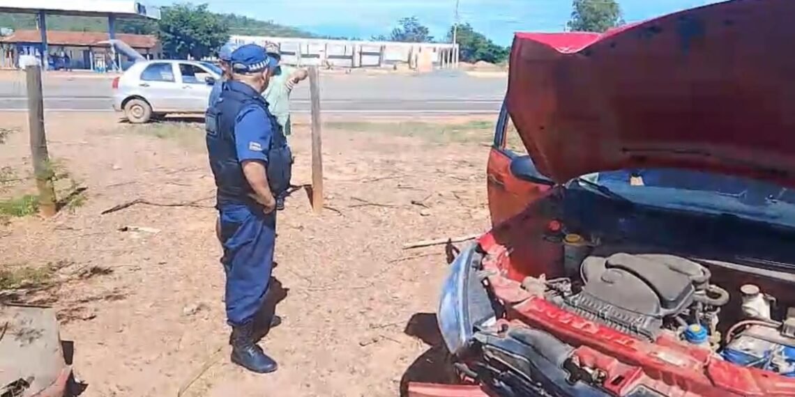 Carro perde controle, quebra cerca e invade roça na BR-135