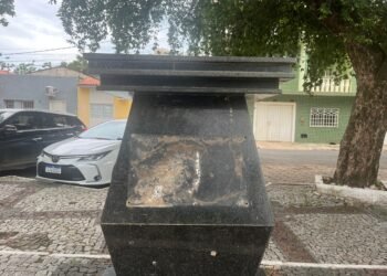 Busto do Dr. Augusto César Torres desaparece da praça histórica em Barreiras; moradores cobram explicações