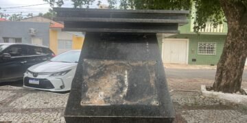 Busto do Dr. Augusto César Torres desaparece da praça histórica em Barreiras; moradores cobram explicações