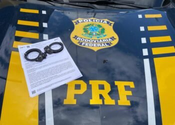 PRF cumpre mandado de prisão durante fiscalização a ônibus na BR-116, em Jequié (BA)