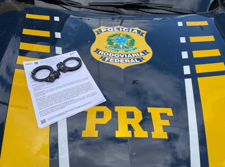 PRF cumpre mandado de prisão durante fiscalização a ônibus na BR-116, em Jequié (BA)