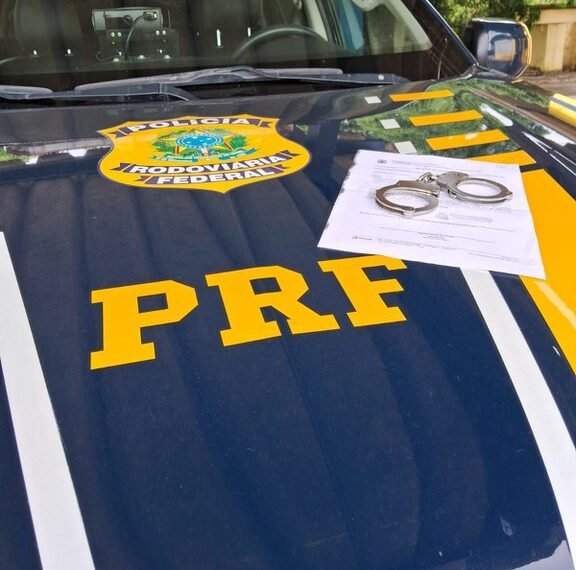 PRF cumpre mandado de prisão por homicídio durante abordagem a ônibus na BR-116, em Jequié (BA)