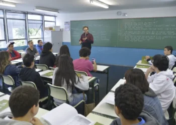 Piso do magistério tem reajuste de 5,4% e vai a R$ 5,1 mil em 2026