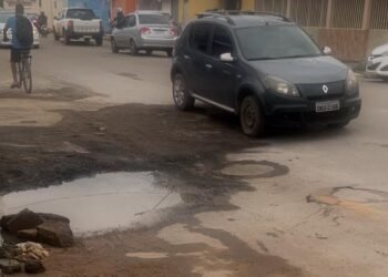 Vazamento subterrâneo é identificado após recalque no asfalto da Rua das Turbinas, em Barreiras