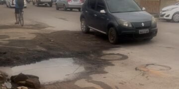 Vazamento subterrâneo é identificado após recalque no asfalto da Rua das Turbinas, em Barreiras