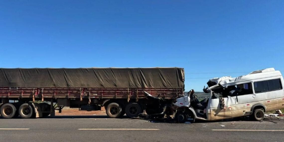 Cinco pessoas morrem em acidente de trânsito envolvendo uma Van de passageiros de Santa Rita de Cássia (Ba), e uma carreta na BR-02