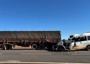Cinco pessoas morrem em acidente de trânsito envolvendo uma Van de passageiros de Santa Rita de Cássia (Ba), e uma carreta na BR-02