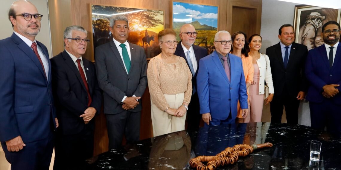 Governador Jerônimo Rodrigues prestigia posse do novo conselheiro do TCE-BA, Josias Gomes