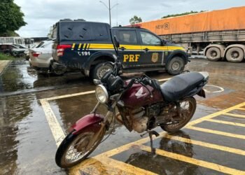 Motocicleta com restrição de roubo é recuperada pela PRF em Seabra (BA)