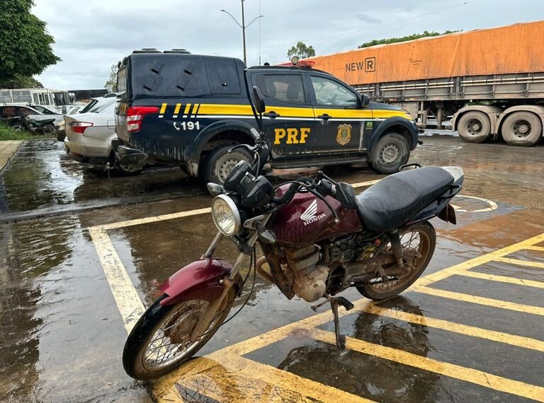 Motocicleta com restrição de roubo é recuperada pela PRF em Seabra (BA)